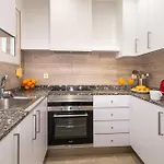 & Fully Equipped In Eixample Next To Metro, Sleeps 5 Lägenhet