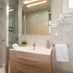 & Fully Equipped In Eixample Next To Metro, Sleeps 5 Lägenhet