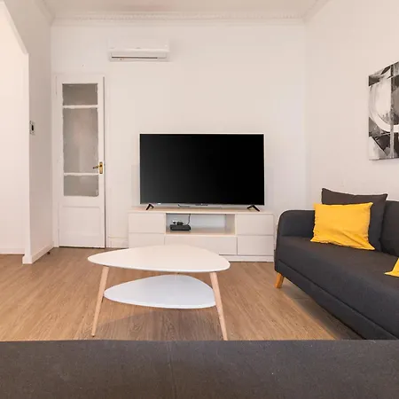 & Fully Equipped In Eixample Next To Metro, Sleeps 5