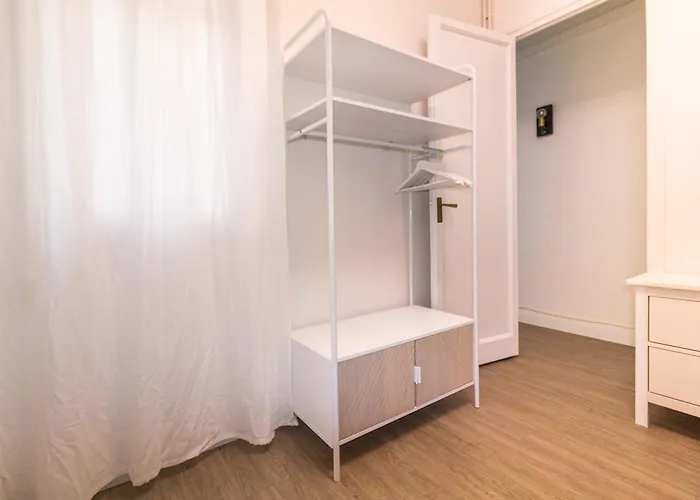 & Fully Equipped In Eixample Next To Metro, Sleeps 5 برشلونة