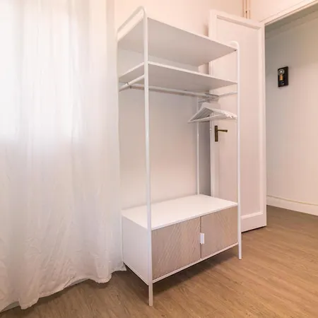 & Fully Equipped In Eixample Next To Metro, Sleeps 5 Барселона