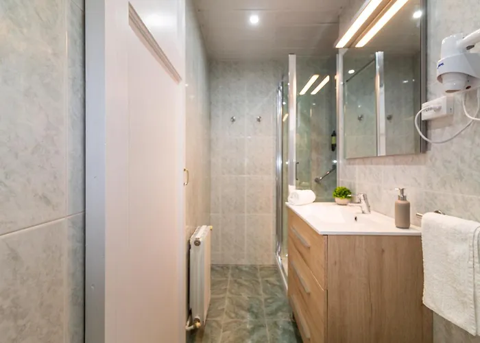 & Fully Equipped In Eixample Next To Metro, Sleeps 5