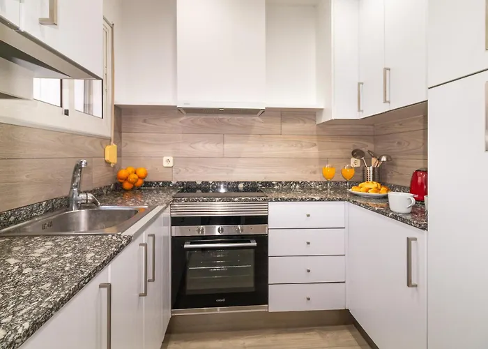 & Fully Equipped In Eixample Next To Metro, Sleeps 5 Lejlighed